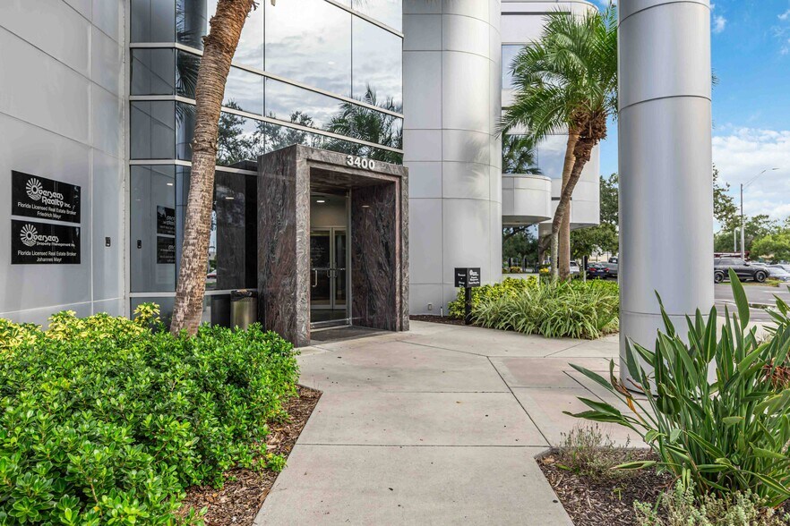 3400 S Tamiami Trl, Sarasota, FL à louer - Photo du bâtiment - Image 3 de 8