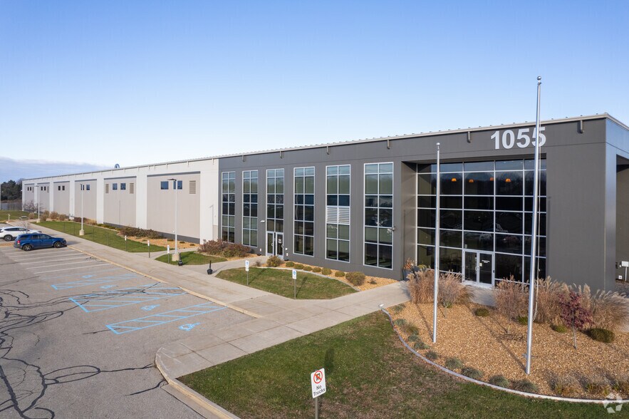 1055 7 Mile Rd NW, Comstock Park, MI à louer - Photo du bâtiment - Image 1 de 20