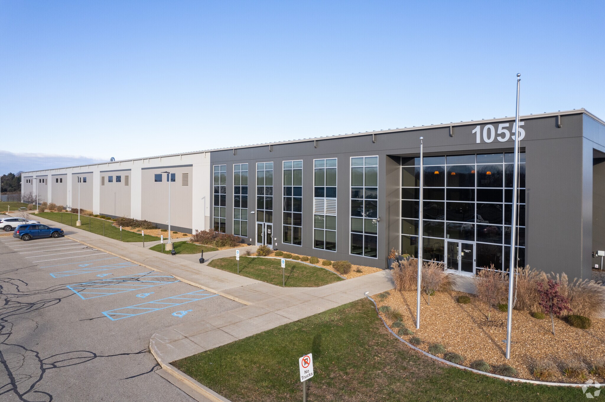 1055 7 Mile Rd NW, Comstock Park, MI à louer Photo du bâtiment- Image 1 de 21