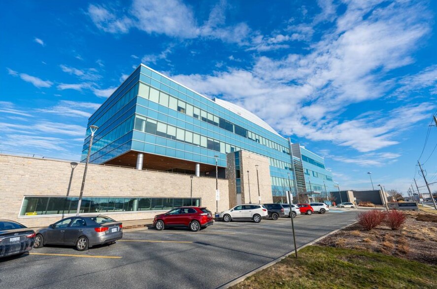 1555 Venetian Blvd, Point Edward, ON à louer - Photo du bâtiment - Image 3 de 18