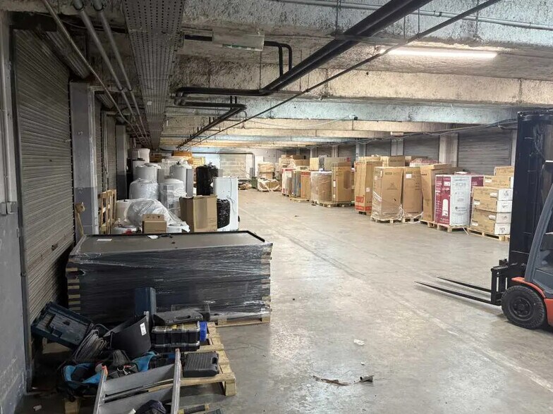 Bureau dans Vaulx-en-Velin à louer - Photo du bâtiment - Image 3 de 11