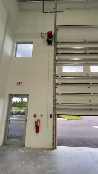12300 Itec Park dr, Fort Myers, FL à vendre - Vidéo sur l’inscription commerciale - Image 2 de 16