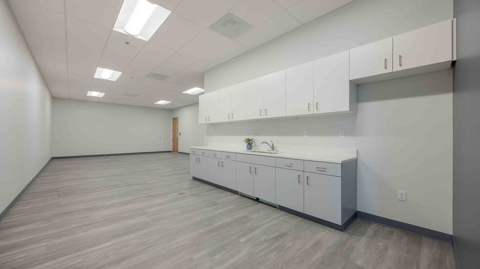 4570 NE 122nd Ave, Portland, OR for lease - Building Photo - Image 3 of 12