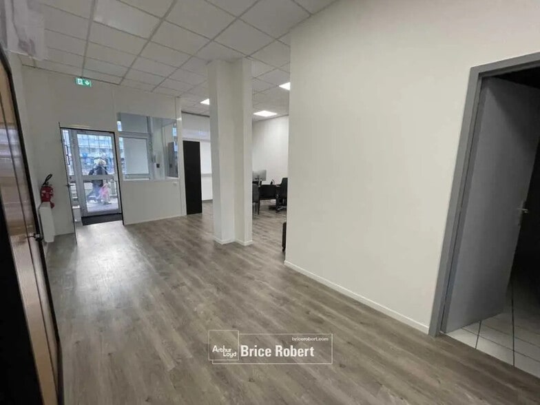 Retail in Lyon for sale - Interior Photo - Image 1 of 6