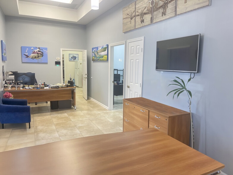 1725 Park Ln S, Jupiter, FL for lease - Interior Photo - Image 3 of 12