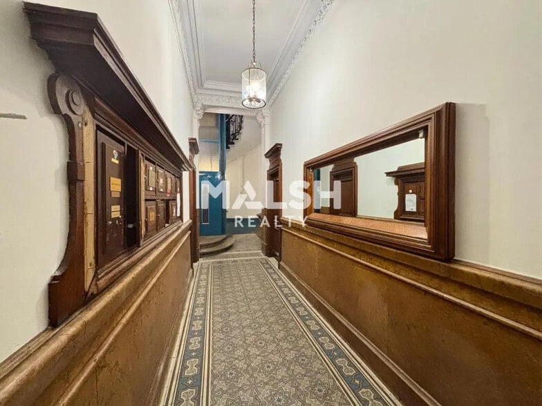 Office in Lyon for lease - Lobby - Image 2 of 9