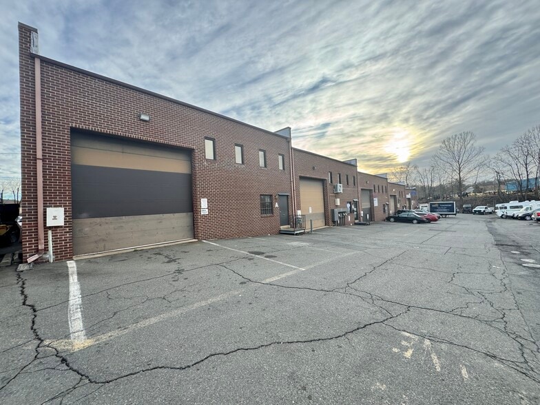 8393 Euclid Ave, Manassas Park, VA for lease - Building Photo - Image 1 of 3