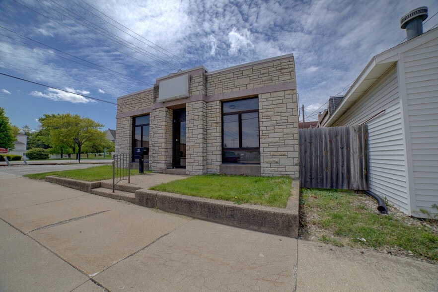 109 S 2nd St, Watseka, IL for sale - Building Photo - Image 2 of 12