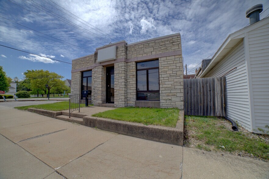 109 S 2nd St, Watseka, IL à vendre - Photo du bâtiment - Image 2 de 12