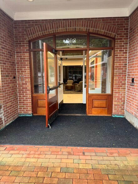 208 Elm St, New Canaan, CT à louer - Photo du bâtiment - Image 2 de 6