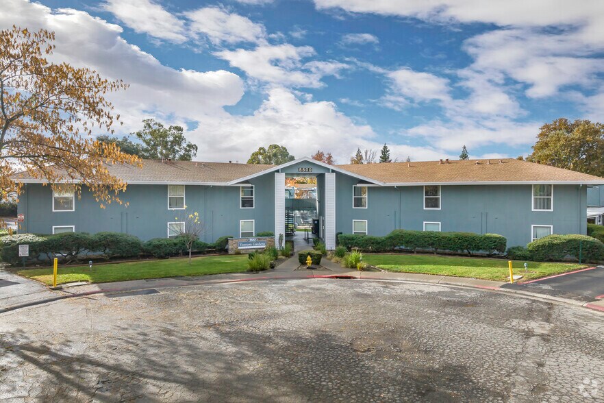 5500 Foothill Gardens Ct, Sacramento, CA à vendre - Photo principale - Image 1 de 23