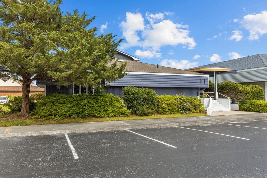 208 Penny Ln, Morehead City, NC à louer - Photo du bâtiment - Image 3 de 28