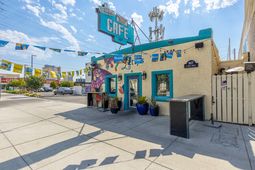 808 S 1st St, Las Vegas, NV à vendre - Photo du bâtiment - Image 2 de 32