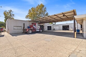 611 TX-75, Willis, TX for lease Interior Photo- Image 2 of 8