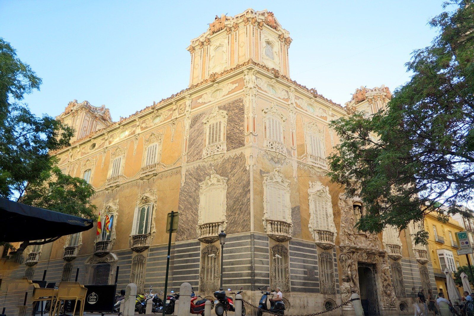 Retail in València for lease Building Photo- Image 1 of 21