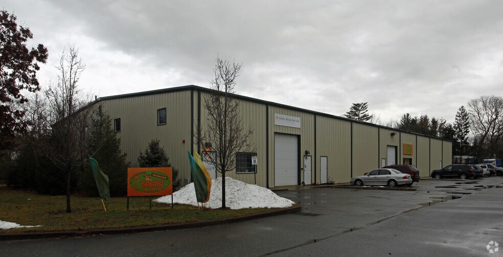 1074 Pulaski St, Riverhead, NY à louer - Photo principale - Image 3 de 4