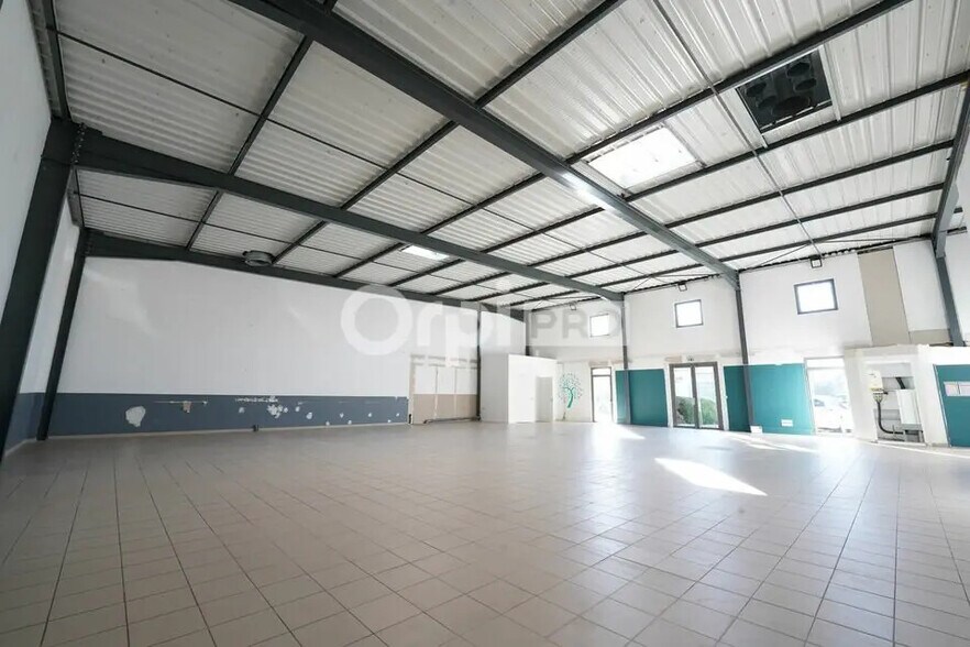 Flex in Lyon for lease - Interior Photo - Image 2 of 8