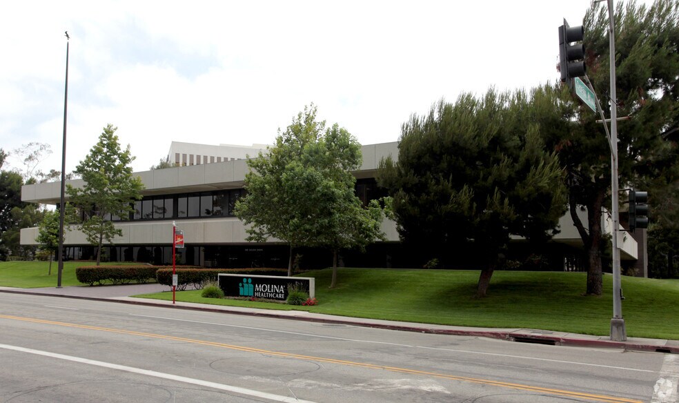 1 Golden Shore Dr, Long Beach, CA à vendre - Photo du bâtiment - Image 3 de 4