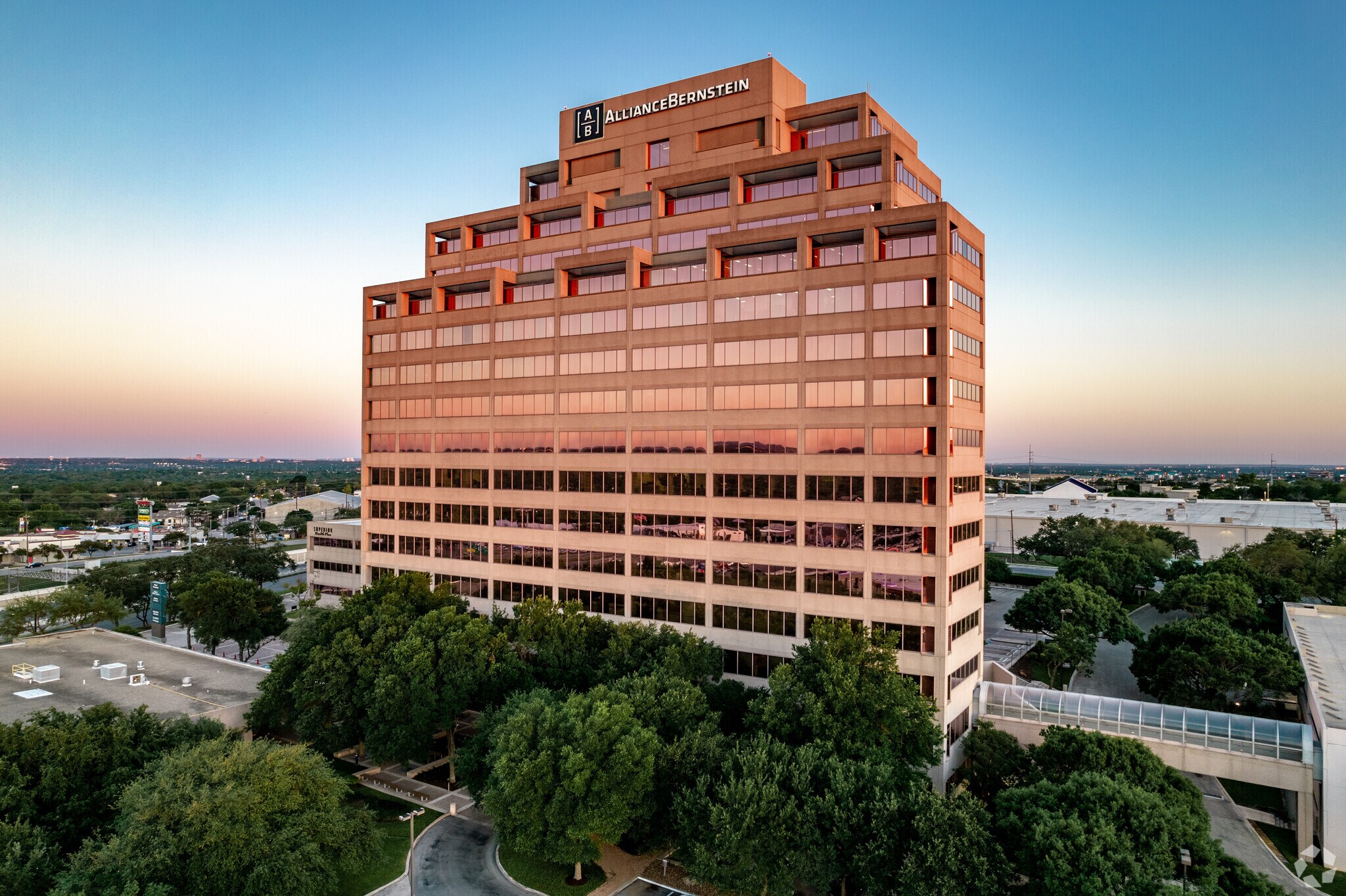 8000 IH-10 W, San Antonio, TX à louer Photo du bâtiment- Image 1 de 17