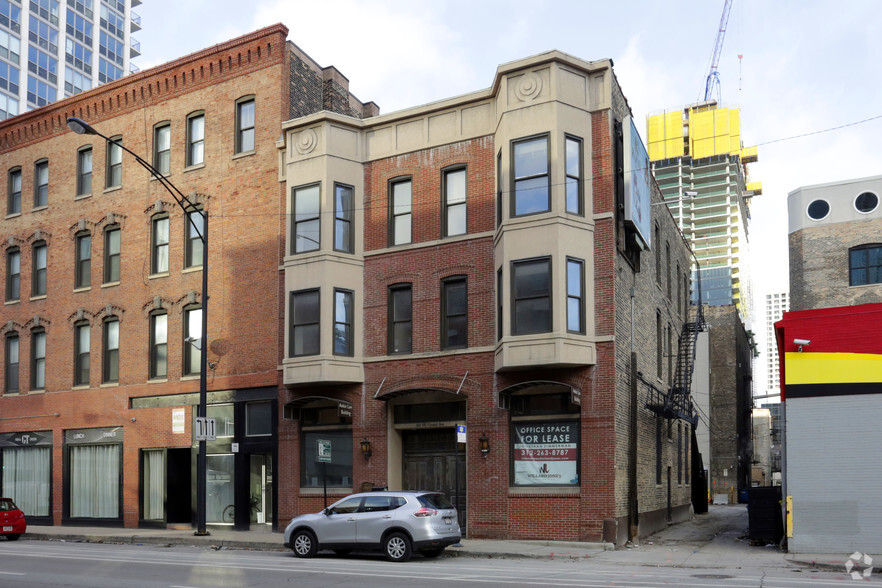 162 W Grand Ave, Chicago, IL for lease - Primary Photo - Image 1 of 19