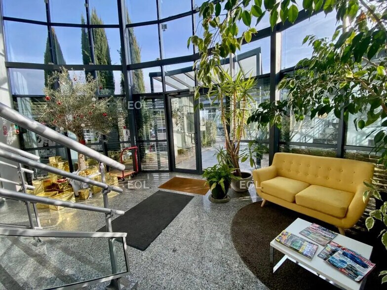 Industrial in Rousset for lease - Lobby - Image 2 of 16