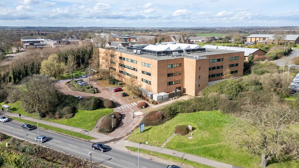 Manton Ln, Bedford à vendre - Photo du bâtiment - Image 2 de 7