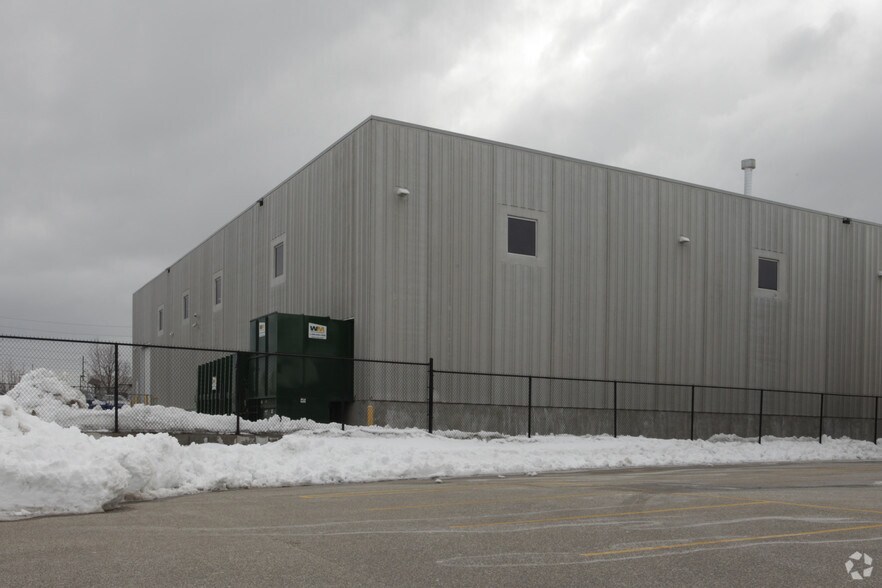 135 Pony Dr, Newmarket, ON à louer - Photo du bâtiment - Image 3 de 3