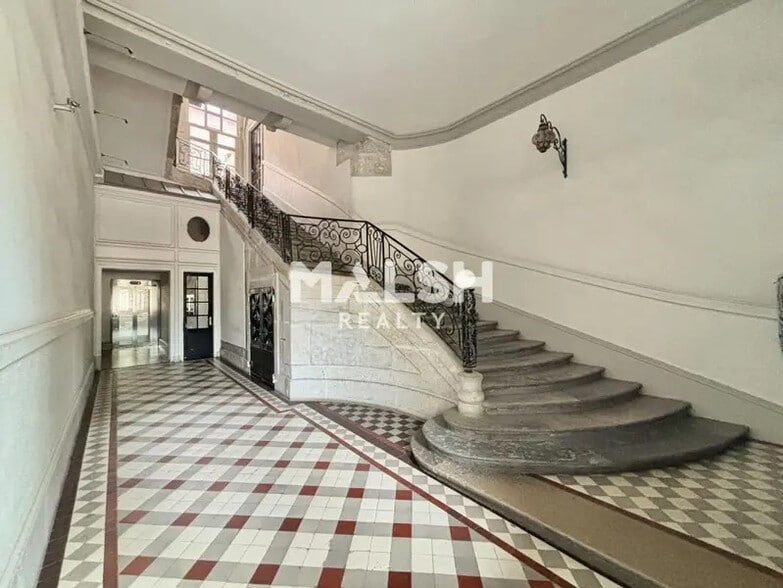 Office in Lyon for lease - Lobby - Image 2 of 8