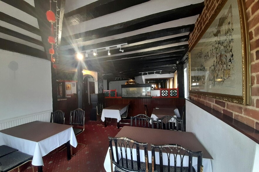 65 High St, Odiham for sale - Interior Photo - Image 3 of 4