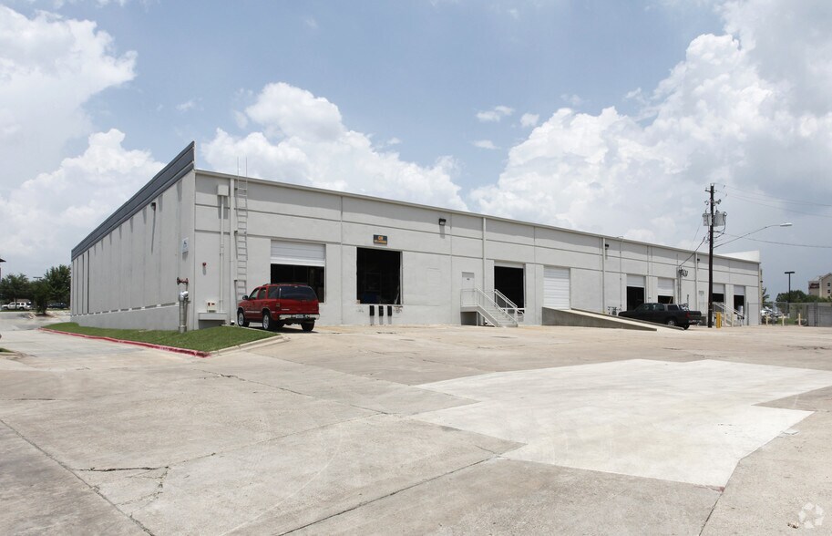 7615 Metro Center Dr, Austin, TX à louer - Photo du bâtiment - Image 3 de 10