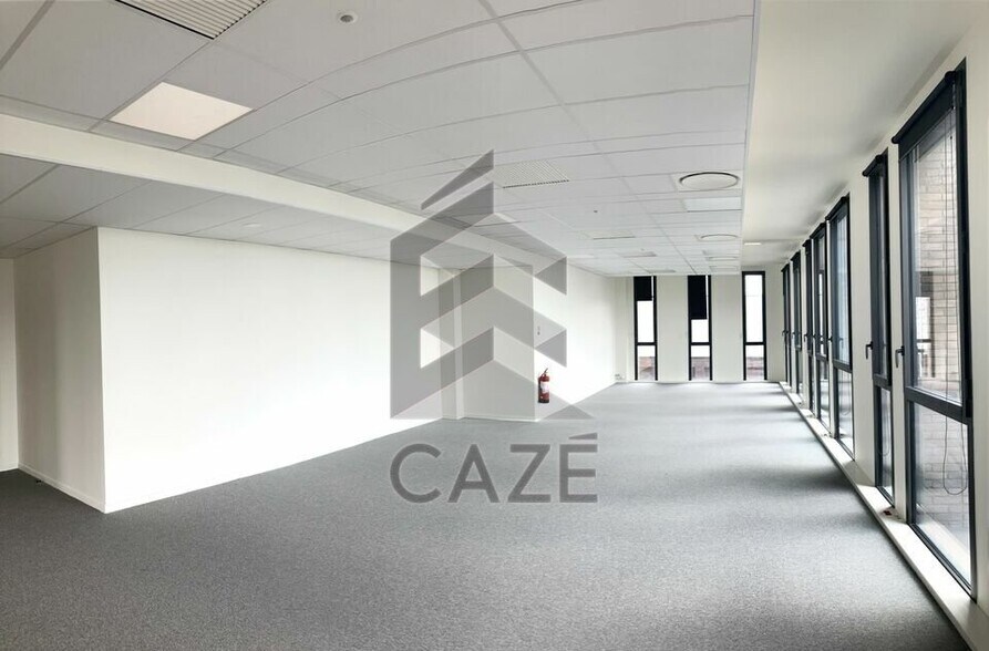 Office in Bordeaux for lease - Building Photo - Image 2 of 5