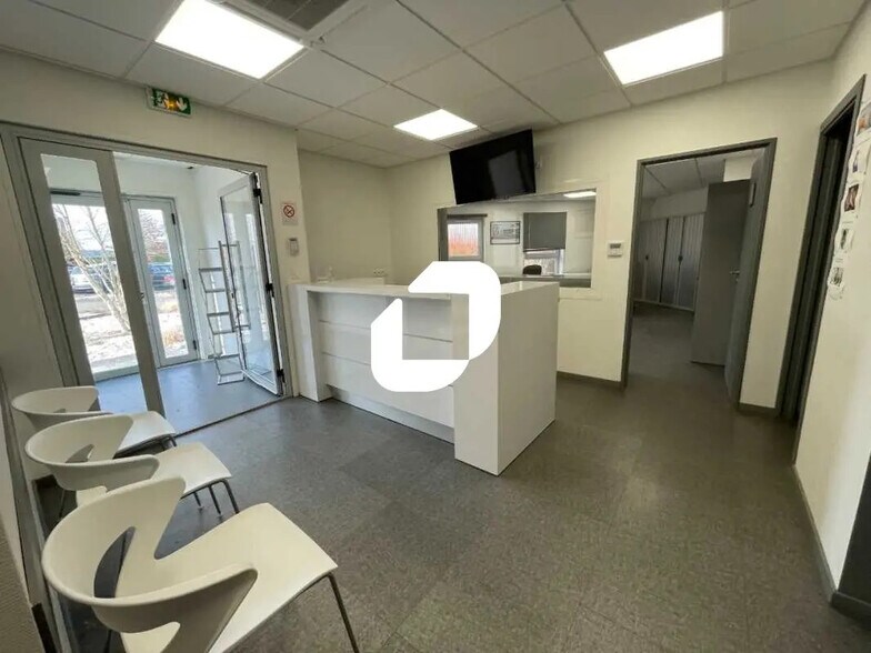 Bureau dans Saint-Jean-d'Illac à louer - Photo du bâtiment - Image 2 de 8