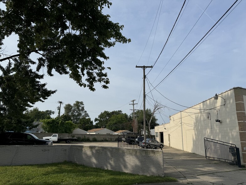 21550-21564 Groesbeck Hwy, Warren, MI for sale - Building Photo - Image 3 of 4