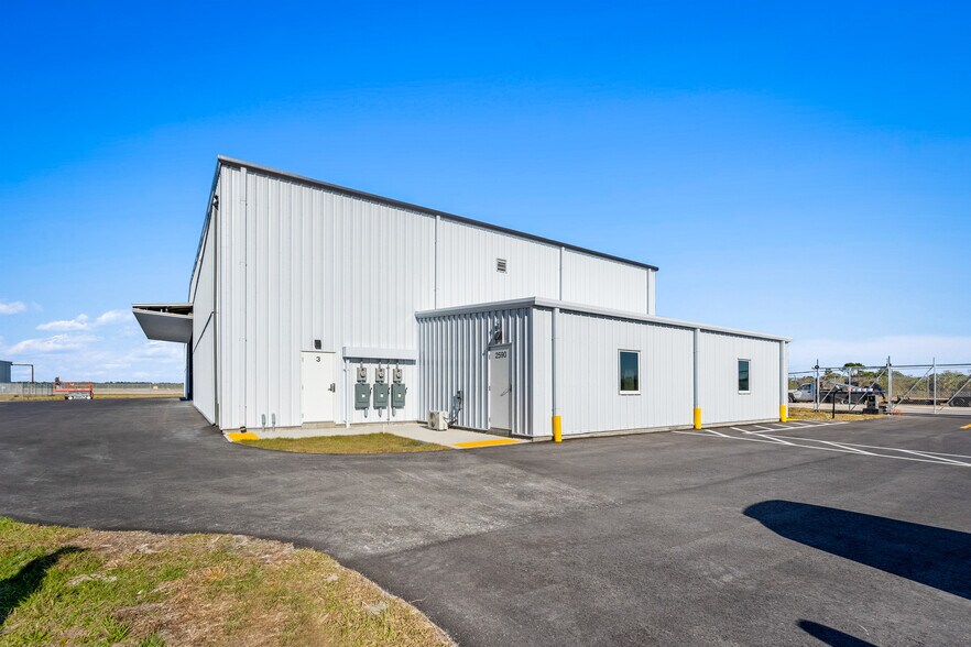 2590 Airport North Dr, Vero Beach, FL à vendre - Photo du bâtiment - Image 2 de 4