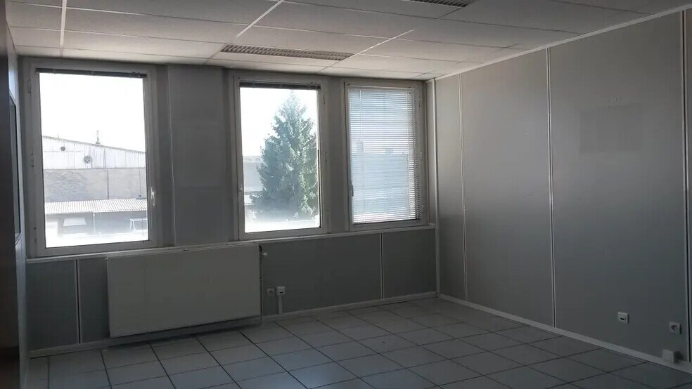 Office in Vénissieux for lease - Interior Photo - Image 1 of 1
