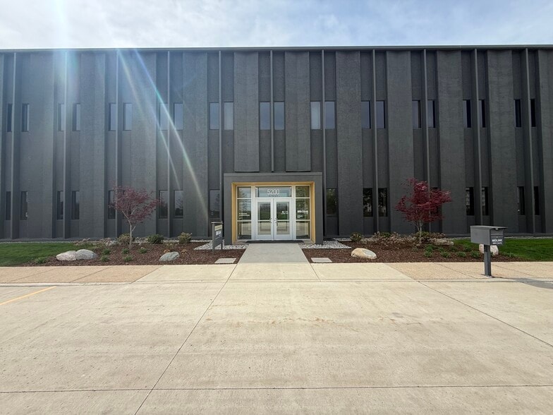 3401-3665 Midlink Dr, Kalamazoo, MI for lease - Building Photo - Image 2 of 14