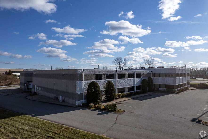 200 Circuit Dr, North Kingstown, RI à vendre - Photo du bâtiment - Image 3 de 6