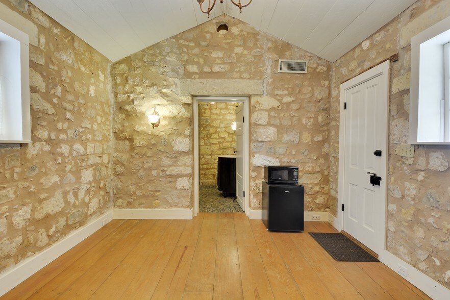 125 W San Antonio St, Fredericksburg, TX for sale - Building Photo - Image 2 of 8