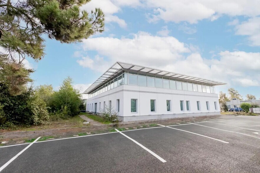 Office in Pessac for lease - Building Photo - Image 1 of 9