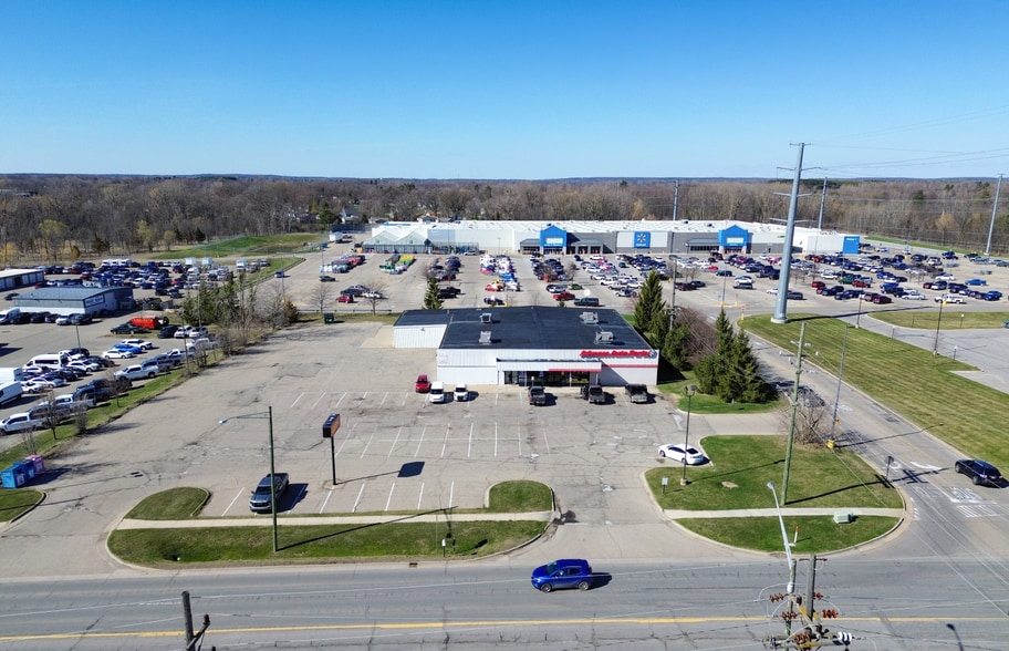 481 E Genesee St, Lapeer, MI for lease - Primary Photo - Image 1 of 6