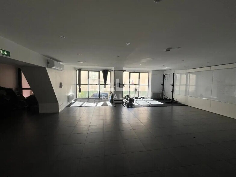 Retail in Lyon for lease - Interior Photo - Image 2 of 14