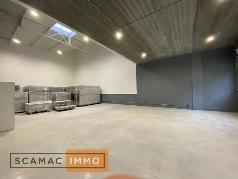 Industrial in Vaux-le-Pénil for lease - Interior Photo - Image 2 of 8