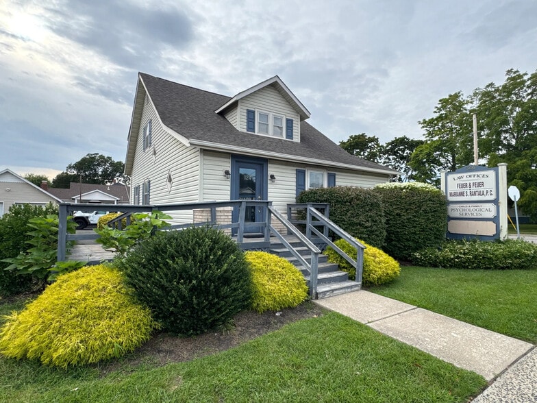 124 Medford Ave, Patchogue, NY à vendre - Photo du bâtiment - Image 1 de 17