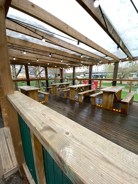 Mile End Playground, Locksley St, Londres à louer - Photo du bâtiment - Image 2 de 6