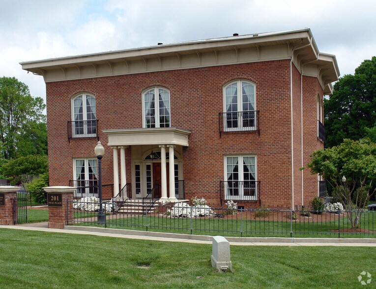 201 Neal Pl, High Point, NC à vendre - Photo principale - Image 1 de 9