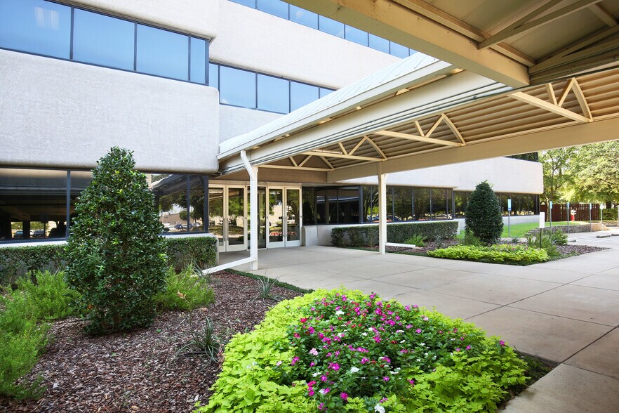 8505 Freeport Pky, Irving, TX à louer - Photo du bâtiment - Image 2 de 10