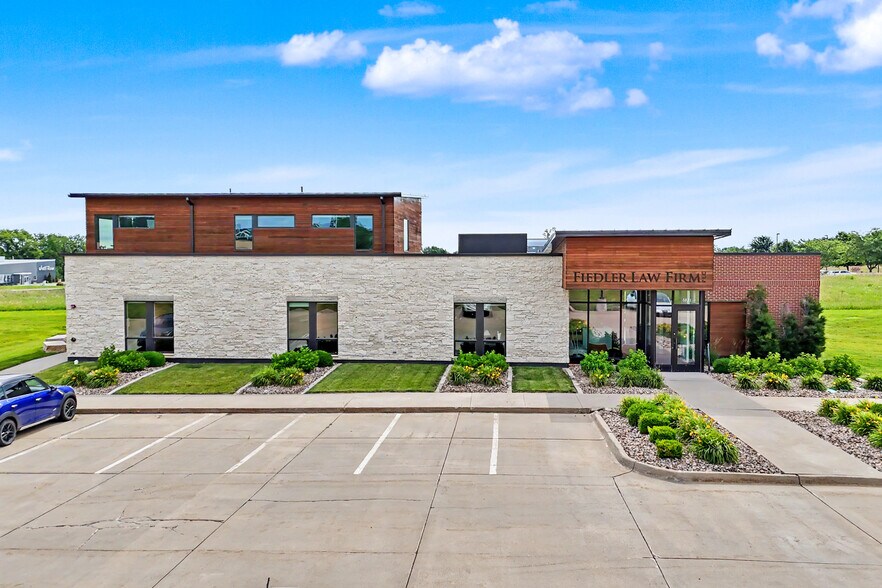 8831 Windsor Pky, Johnston, IA à vendre - Photo du bâtiment - Image 2 de 15