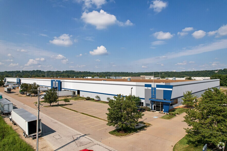 2211-2231 Hitzert Ct, Fenton, MO à louer - Photo du bâtiment - Image 2 de 4