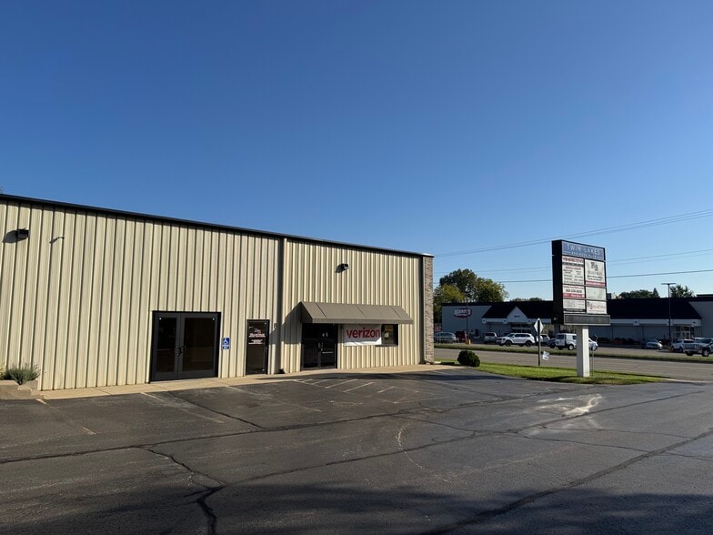 517 N Lake Ave, Twin Lakes, WI for lease - Building Photo - Image 3 of 19