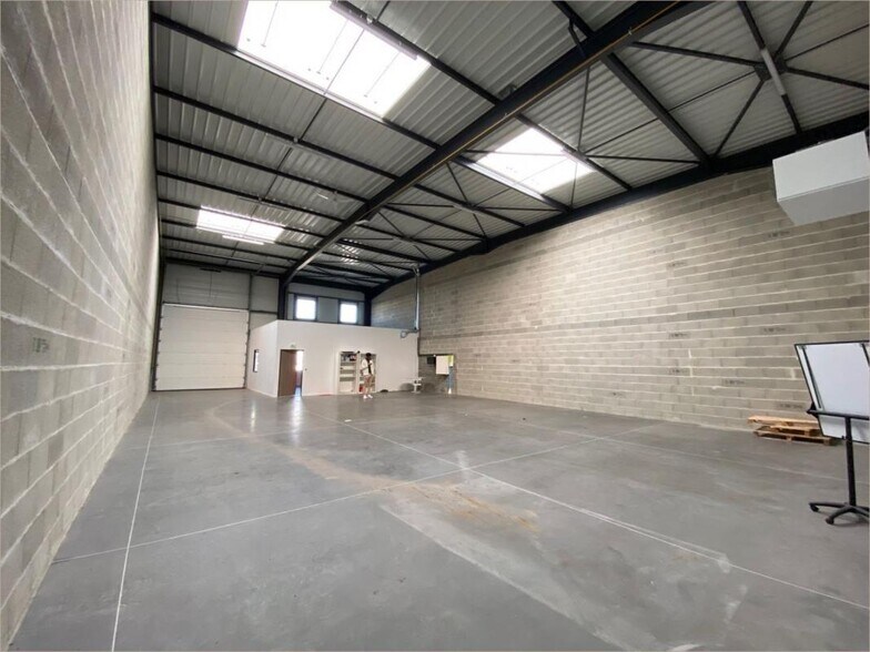 Flex in Saint-Priest for lease - Building Photo - Image 2 of 5